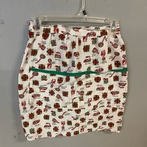Women's White Christmas Holiday Print Vintage Aapron with Green Trim
